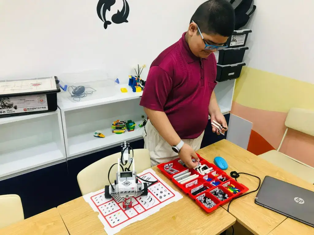 Lego Robot sự quan tâm hàng đầu cho trẻ trong thời đại phát triển của AI